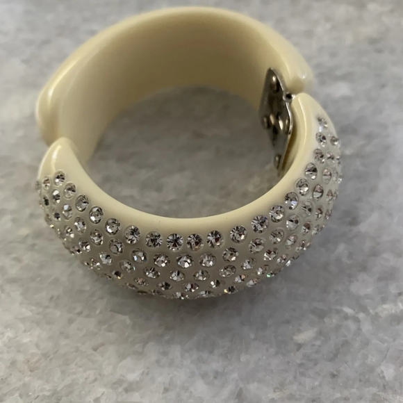 Vintage signed Weiss Lucite and Rhinestone clamper bracelet! Mint condition! - Picture 2 of 5